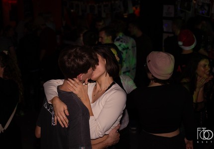 Neš' umočit' ni ispod imele