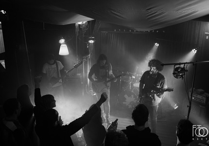 Čuješ?!: Mela Skar, Škola, P!zdoper